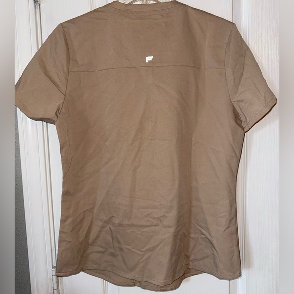 Like New Fabletics Method Scrub Top In Chai - Picture 2 of 7